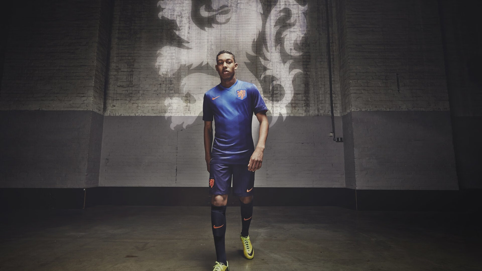 官方娱乐平台-VAR判罚再引争议，内马尔失重摔倒在热刺禁区，点球成欧冠夜最大谜题，VAR争议再起，内马尔禁区摔倒，点球成欧冠夜最大谜题